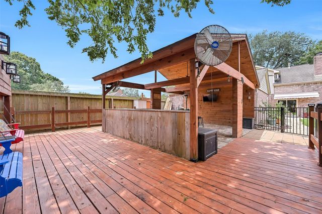 1018 Londonderry Avenue, Friendswood, TX 77546