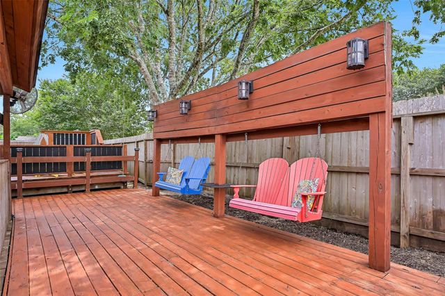 1018 Londonderry Avenue, Friendswood, TX 77546