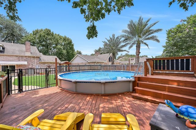 1018 Londonderry Avenue, Friendswood, TX 77546