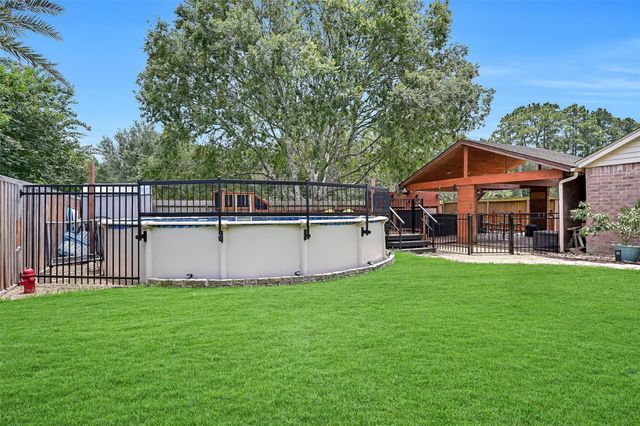 1018 Londonderry Avenue, Friendswood, TX 77546