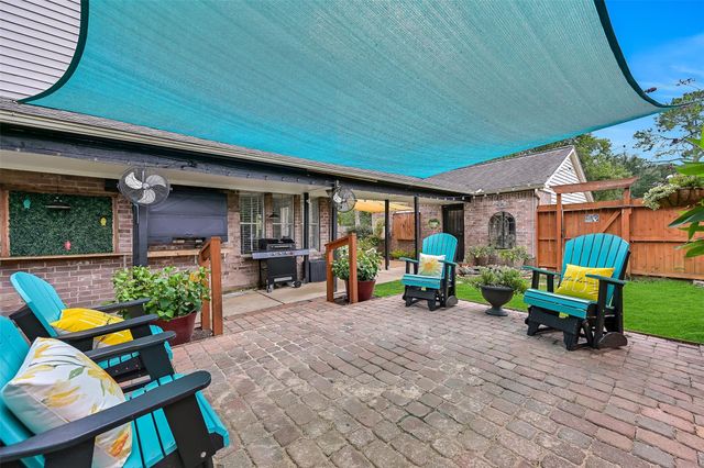 1018 Londonderry Avenue, Friendswood, TX 77546