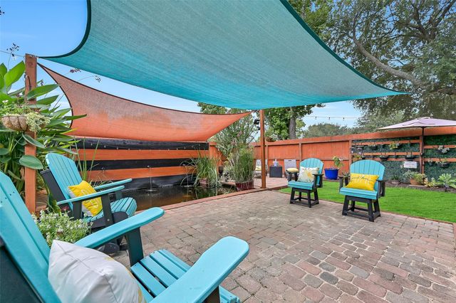 1018 Londonderry Avenue, Friendswood, TX 77546