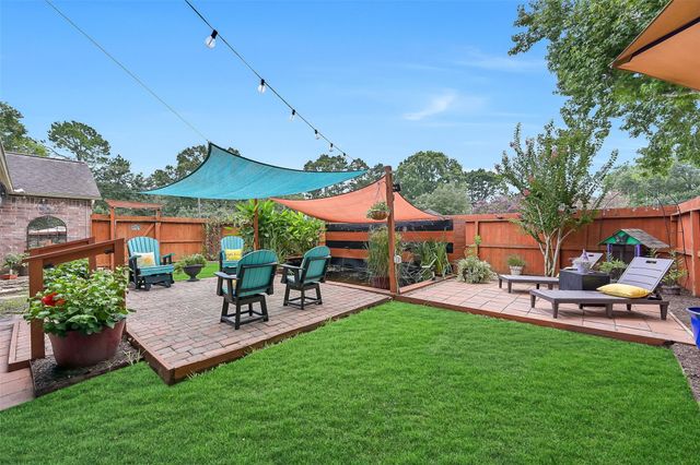1018 Londonderry Avenue, Friendswood, TX 77546