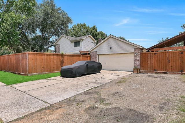 1018 Londonderry Avenue, Friendswood, TX 77546