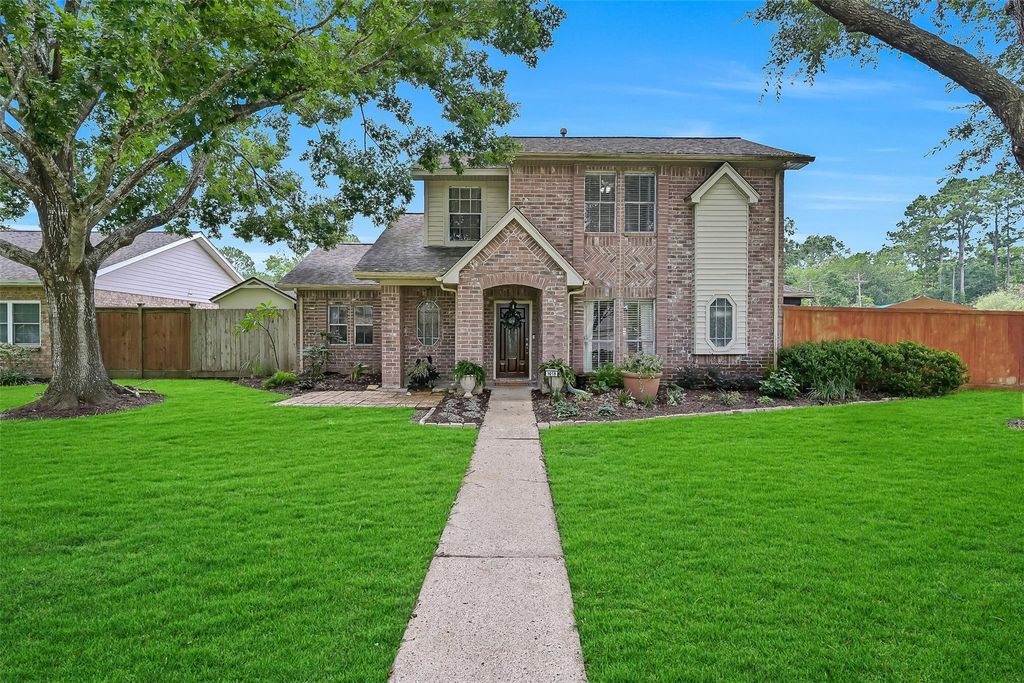 1018 Londonderry Avenue, Friendswood, TX 77546