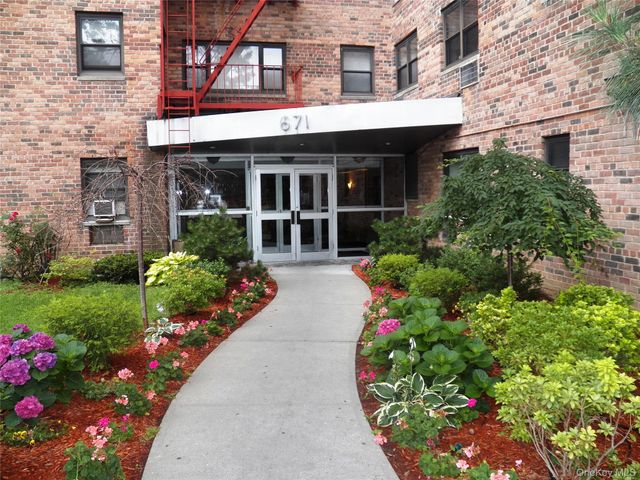 671 Bronx River Road LE, Yonkers, NY 10704