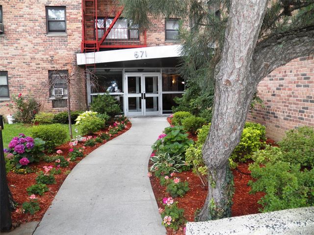 671 Bronx River Road LE, Yonkers, NY 10704
