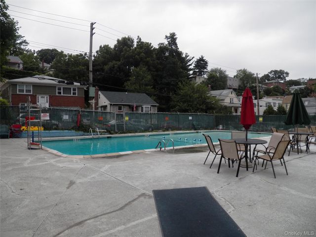 671 Bronx River Road LE, Yonkers, NY 10704