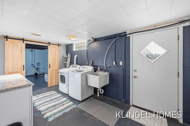 530 Glenwood Avenue, Laketon Twp, MI 49445