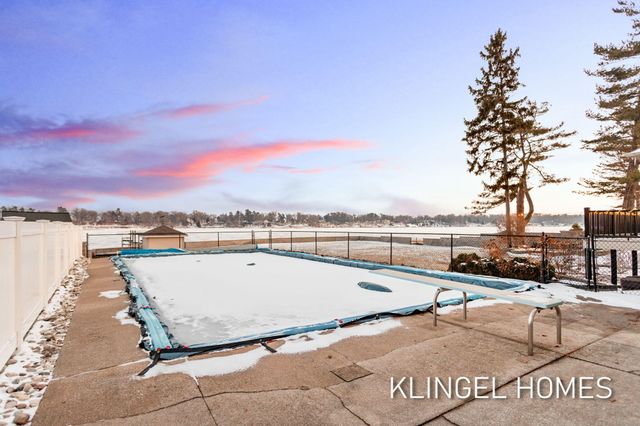 530 Glenwood Avenue, Laketon Twp, MI 49445