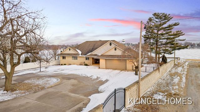 530 Glenwood Avenue, Laketon Twp, MI 49445