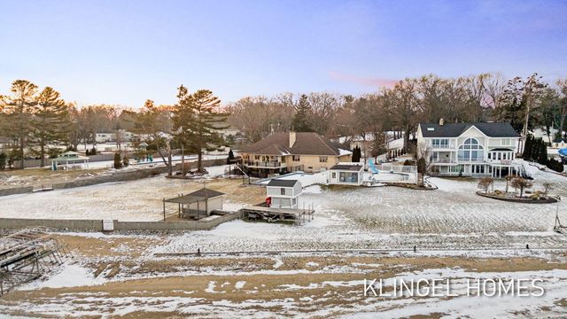 530 Glenwood Avenue, Laketon Twp, MI 49445