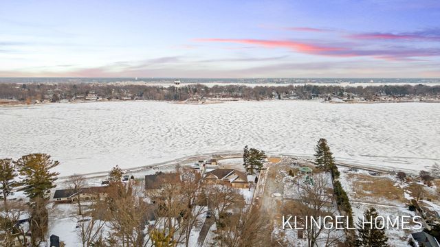 530 Glenwood Avenue, Laketon Twp, MI 49445