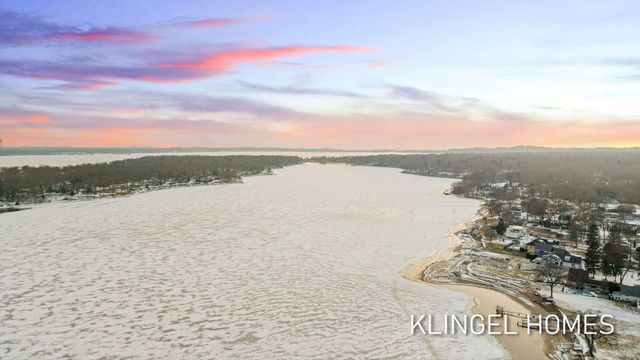 530 Glenwood Avenue, Laketon Twp, MI 49445