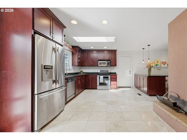 6910 Ne PACIFIC St, Portland, OR 97213