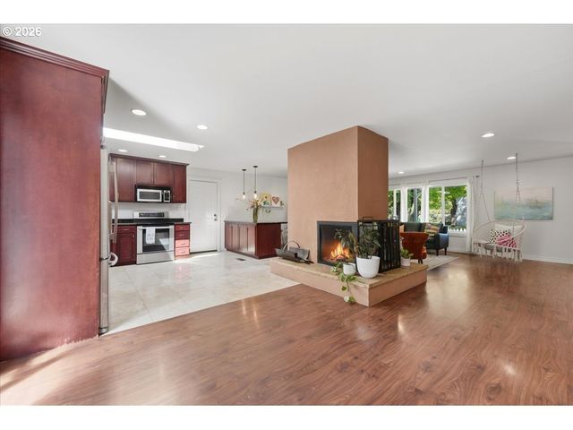 6910 Ne PACIFIC St, Portland, OR 97213