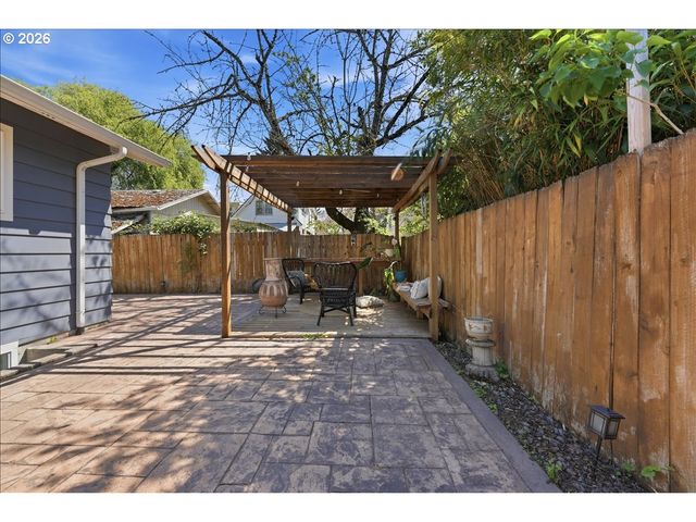 6910 Ne PACIFIC St, Portland, OR 97213