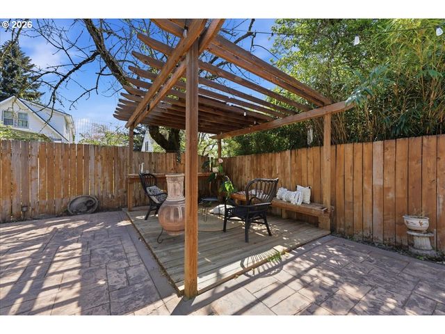 6910 Ne PACIFIC St, Portland, OR 97213