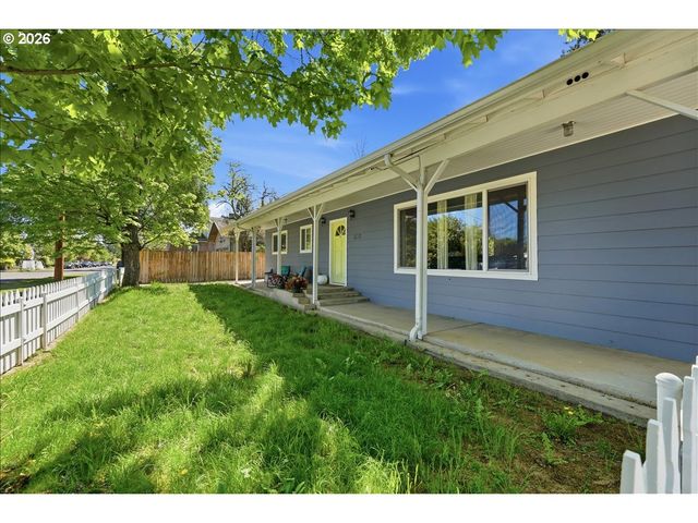 6910 Ne PACIFIC St, Portland, OR 97213