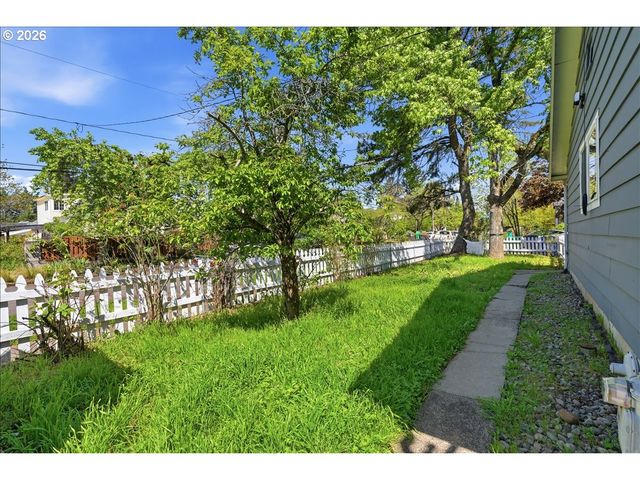 6910 Ne PACIFIC St, Portland, OR 97213