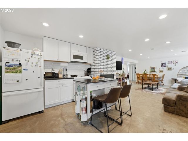 6910 Ne PACIFIC St, Portland, OR 97213