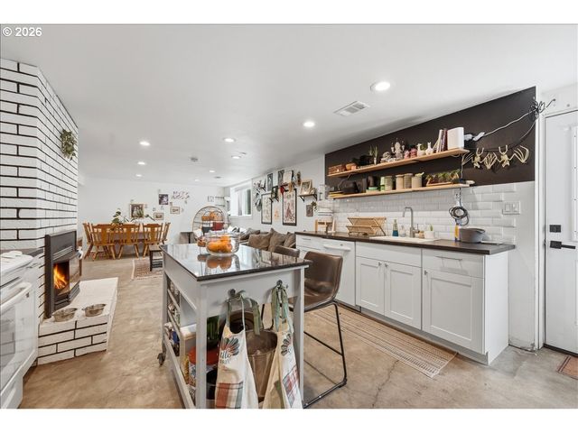 6910 Ne PACIFIC St, Portland, OR 97213