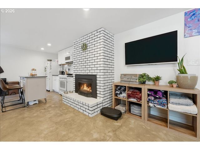 6910 Ne PACIFIC St, Portland, OR 97213