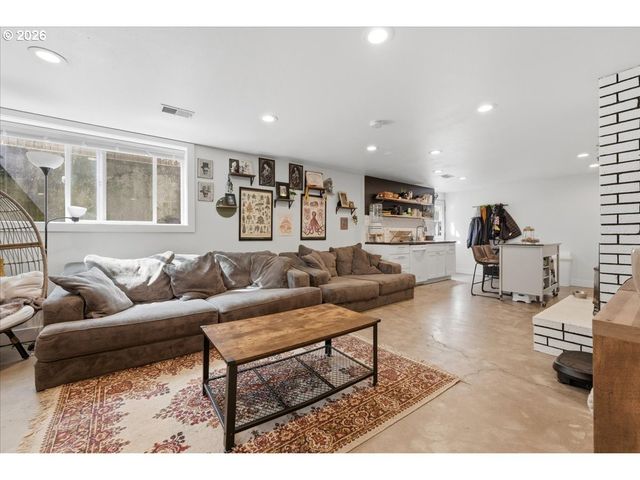 6910 Ne PACIFIC St, Portland, OR 97213