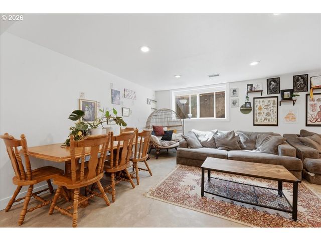 6910 Ne PACIFIC St, Portland, OR 97213