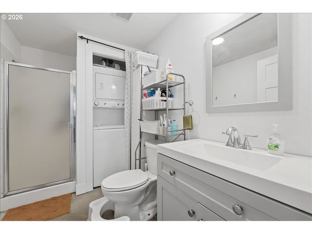 6910 Ne PACIFIC St, Portland, OR 97213