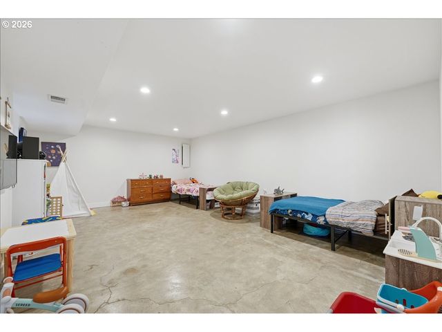 6910 Ne PACIFIC St, Portland, OR 97213