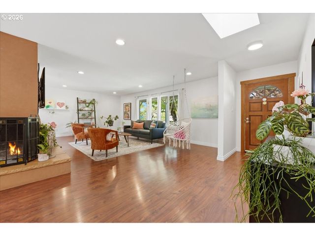 6910 Ne PACIFIC St, Portland, OR 97213