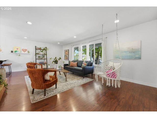 6910 Ne PACIFIC St, Portland, OR 97213