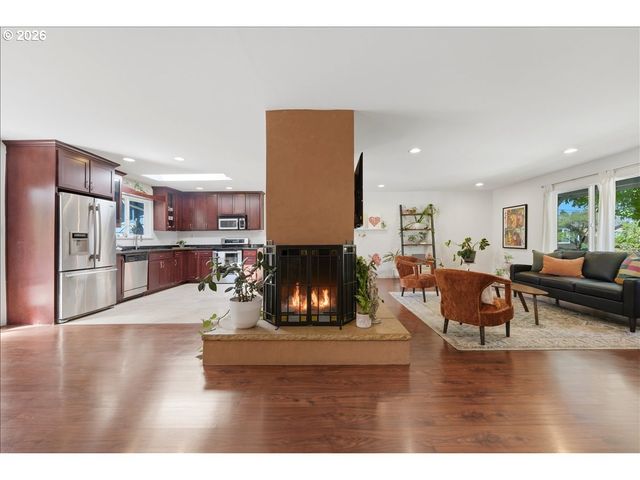 6910 Ne PACIFIC St, Portland, OR 97213