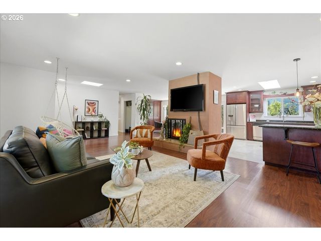 6910 Ne PACIFIC St, Portland, OR 97213