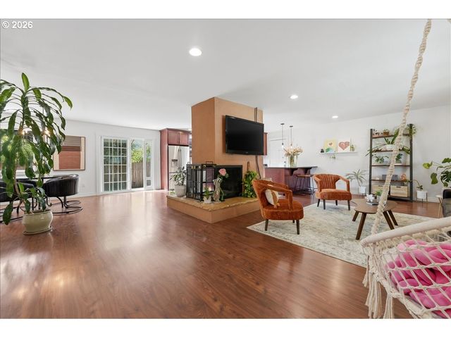 6910 Ne PACIFIC St, Portland, OR 97213