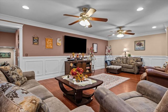 307 Crestview Dr, Dickson, TN 37055