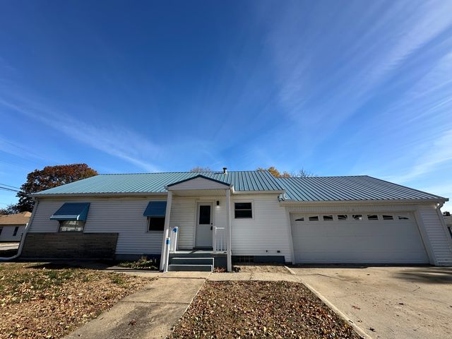 1202 E Jefferson Street E, Clinton, IL 61727