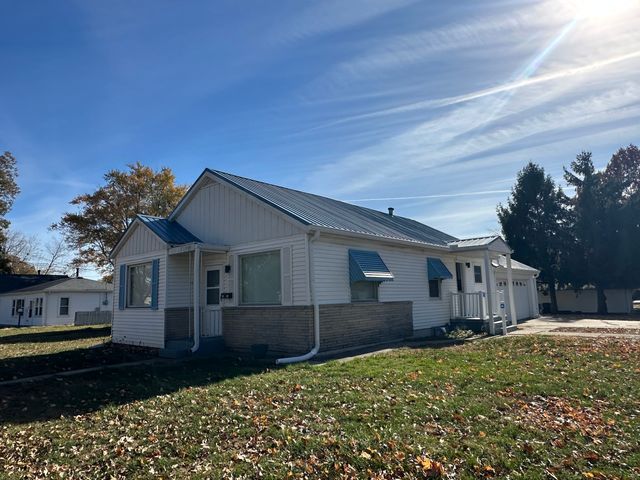 1202 E Jefferson Street E, Clinton, IL 61727