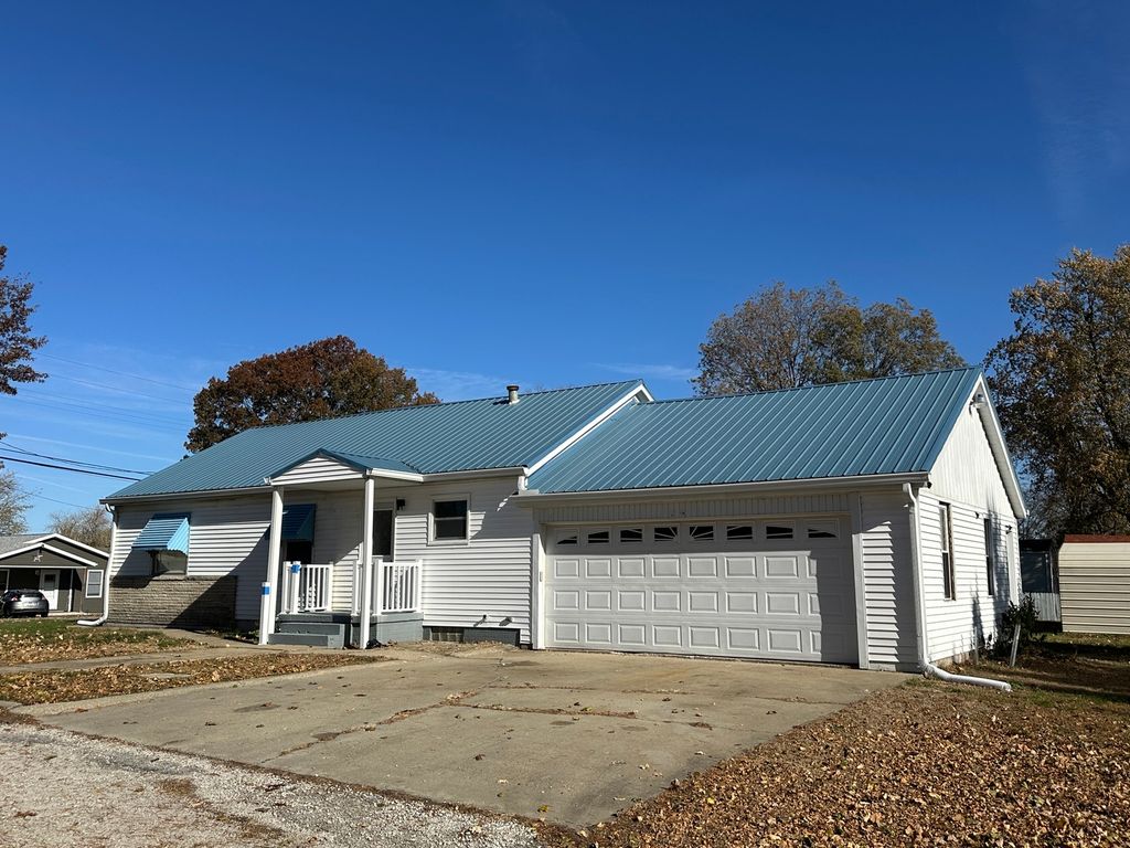 1202 E Jefferson Street E, Clinton, IL 61727