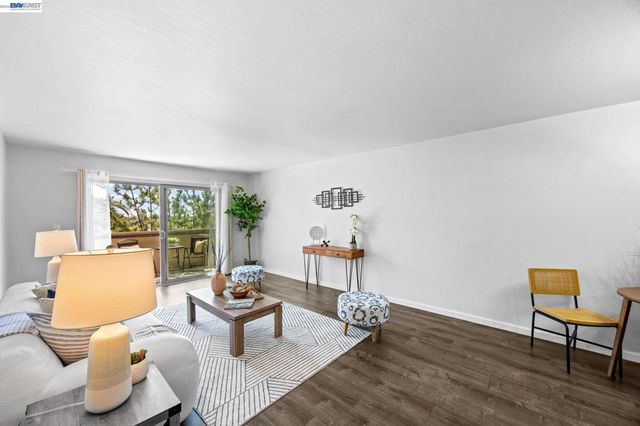 955 Shorepoint Ct 310, Alameda, CA 94501
