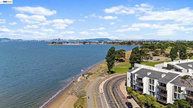 955 Shorepoint Ct 310, Alameda, CA 94501