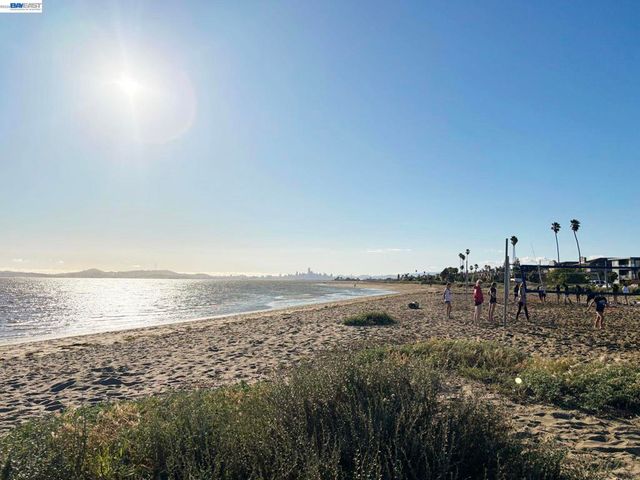 955 Shorepoint Ct 310, Alameda, CA 94501