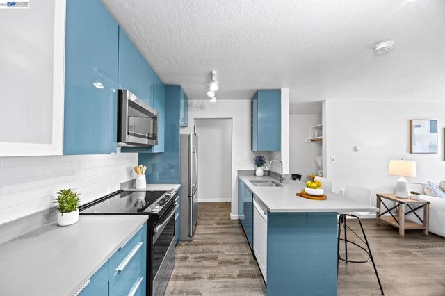 955 Shorepoint Ct 310, Alameda, CA 94501