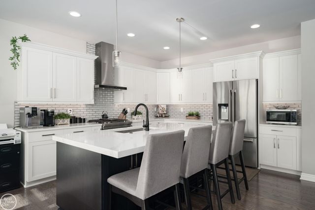 16818 Glenhurst Drive, Macomb, MI 48044