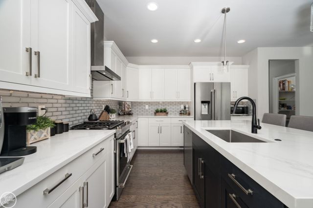 16818 Glenhurst Drive, Macomb, MI 48044