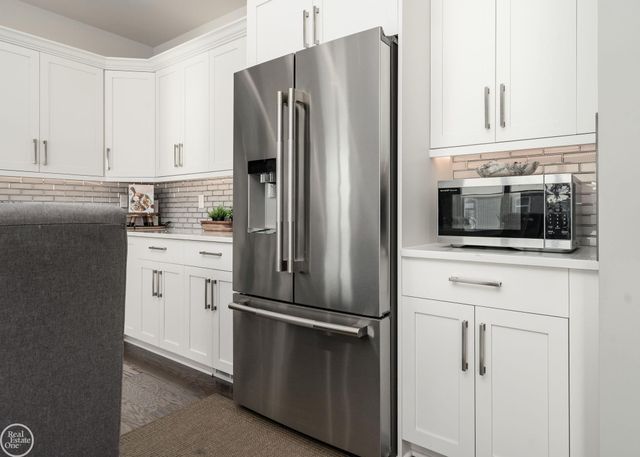 16818 Glenhurst Drive, Macomb, MI 48044