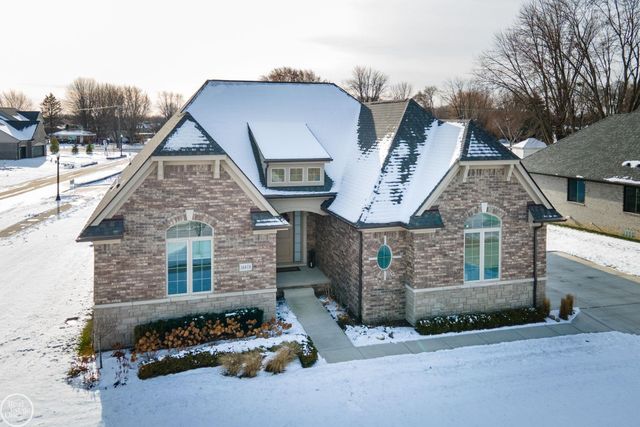 16818 Glenhurst Drive, Macomb, MI 48044