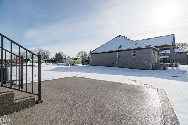 16818 Glenhurst Drive, Macomb, MI 48044