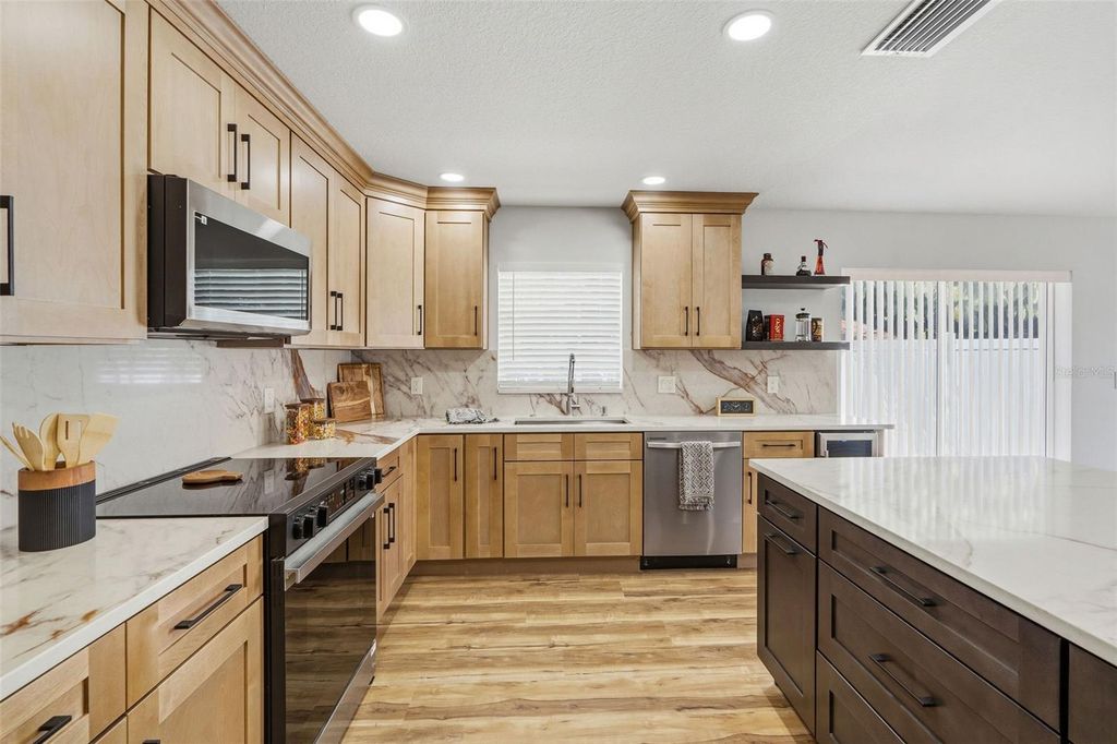Image 21 of property listing at 4115 W BAY TO BAY BOULEVARD, Tampa, FL 33629